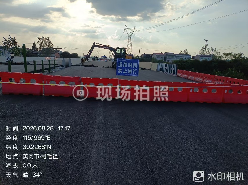 湖北市政司毛径路段伸缩缝杂物清理及破损更换专项施工顺利实施
