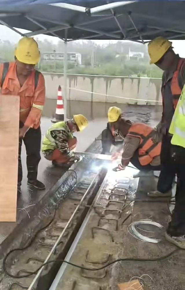 湖北黄冈桥梁梳齿板伸缩缝更换｜现场焊接安装实景案例